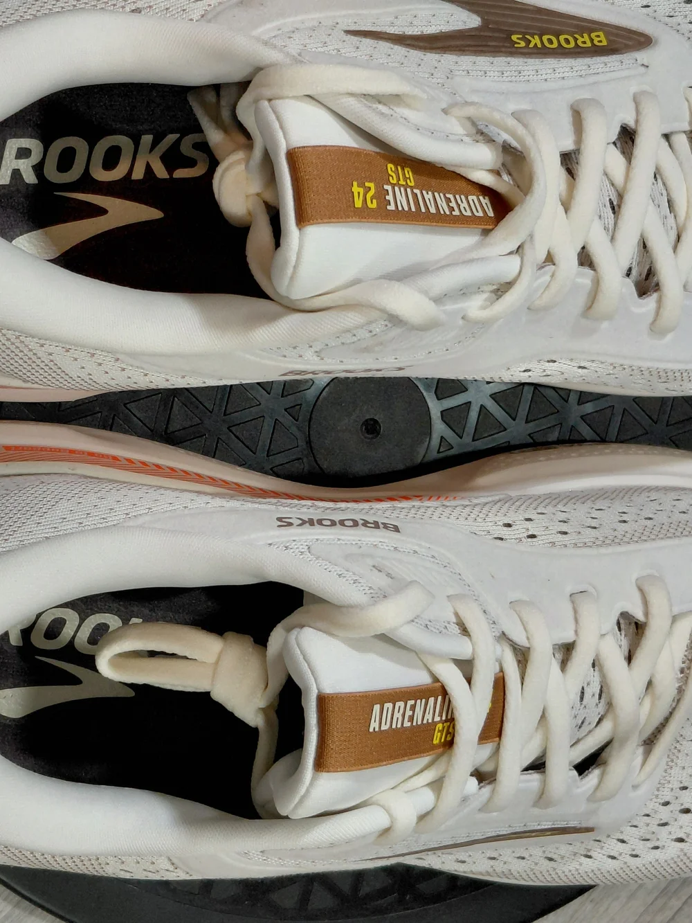 NEW Brooks Mens Adrenaline GTS 24 Running Shoes Coconut/Portabella Orange M11.5